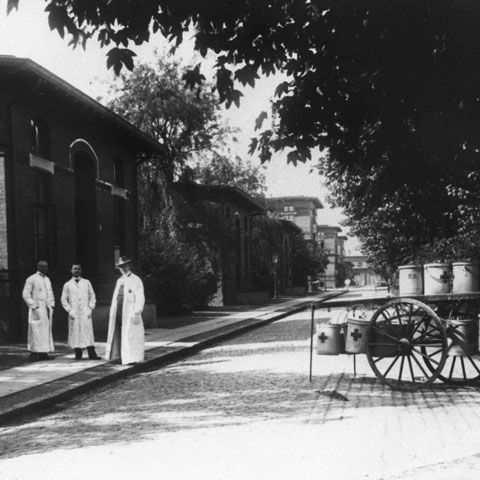 Doctors conversing in Pavillonstraße 20–29 around 1900