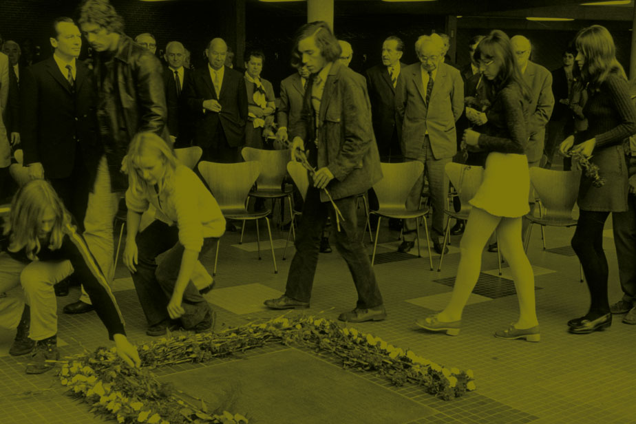 Studierende umrahmen die Gedenktafel für die Hamburger Weiße Rose mit roten Nelken, 1971