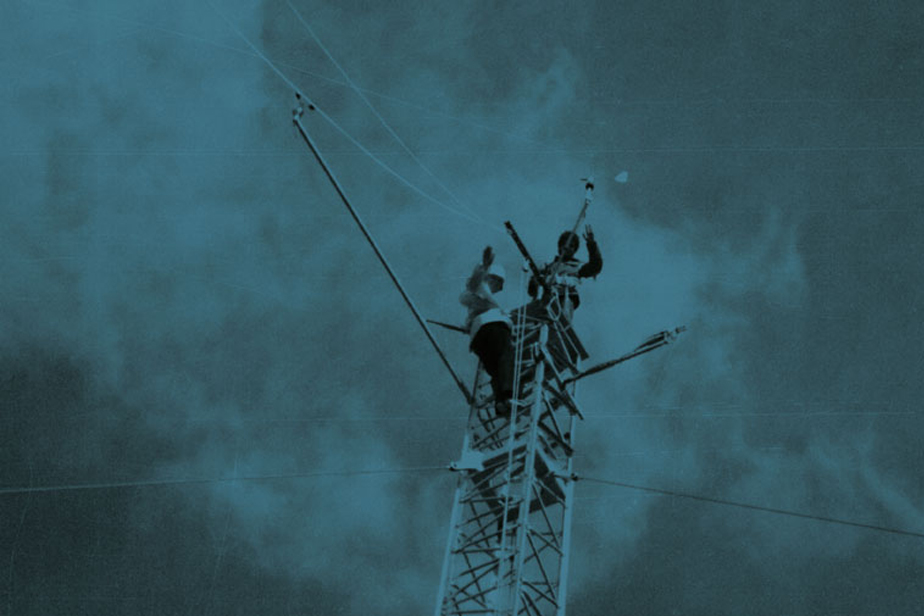 Students erecting a mast as part of the  MESOKLIP field experiment, 1979