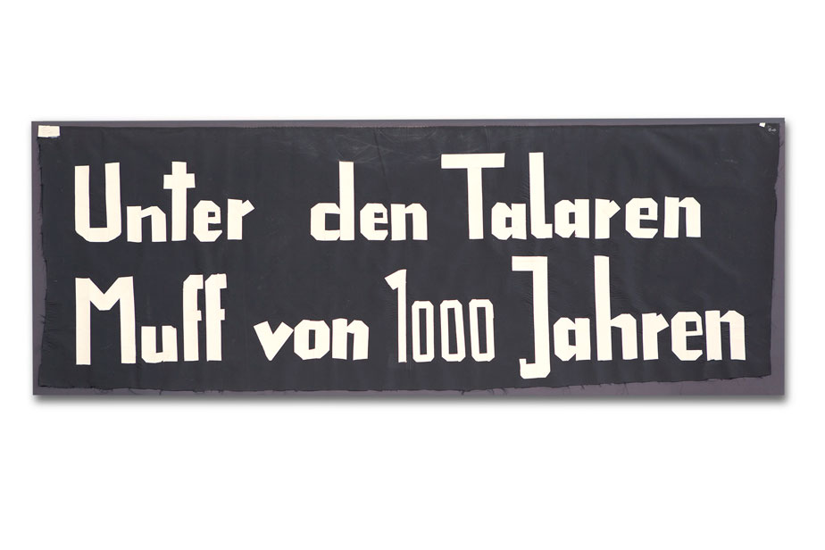 Transparent aus schwarzem Stoff mit der Aufschrift: Unter den Talaren – Muff von 1000 Jahren