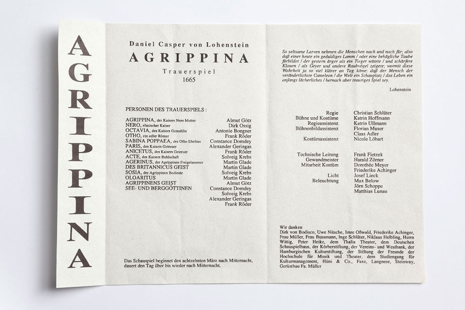Fotografie des Ensembles und Flyer zur Aufführung Agrippina