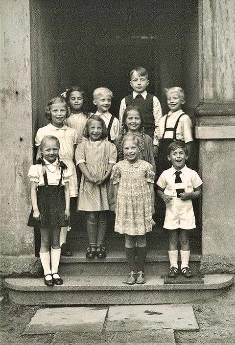 Children at the observatory in 1947. Researchers lived there with there families.