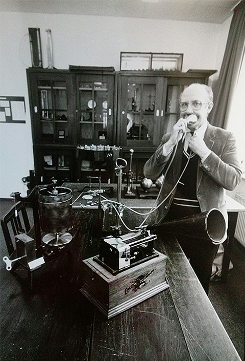 Prof. Dr. Magnús Petúrsson pustet spielerisch in ein phonetisches Instrument