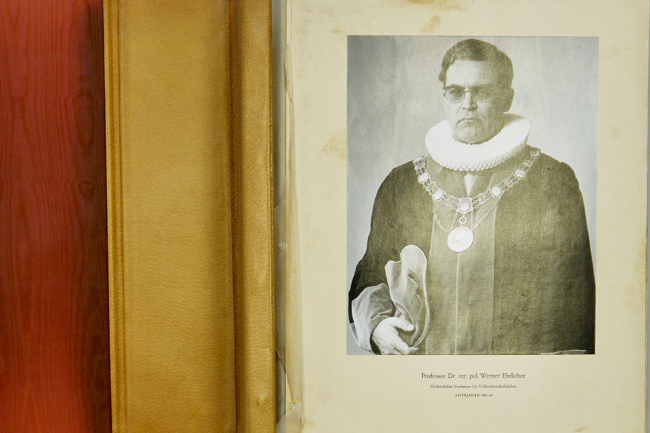 Blick in das Rektoralbum der Universität Hamburg, 1919 – 1969