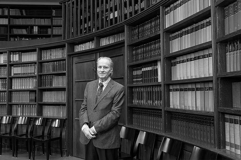 Martin Warnke in the reading room of the Warburg-Haus, 2017