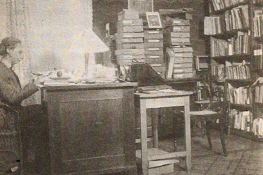 Agathe Lasch in ihrer Wohnung in der heutigen Gustav-Leo-Straße 9, 1930