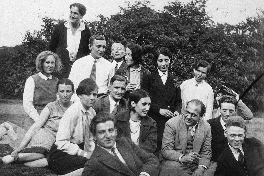 Seminar-Ausflug: Studierende und Erwin Panofsky, um 1930 