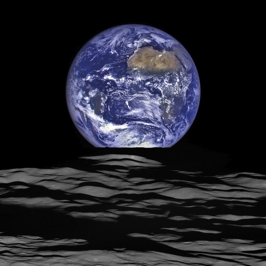 Die farbige Abbildung zeigt den blauen Planet Erde aufsteigend über dem grau-schwarzen Horizont des Mondes.